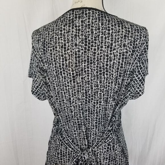Motherhood Maternity Black and White Geometric‎ Print Tie-back V-Nest Blouse - Picture 6 of 8